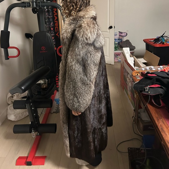 Luxurious Fur Coat in Gray - Picture 4 of 5